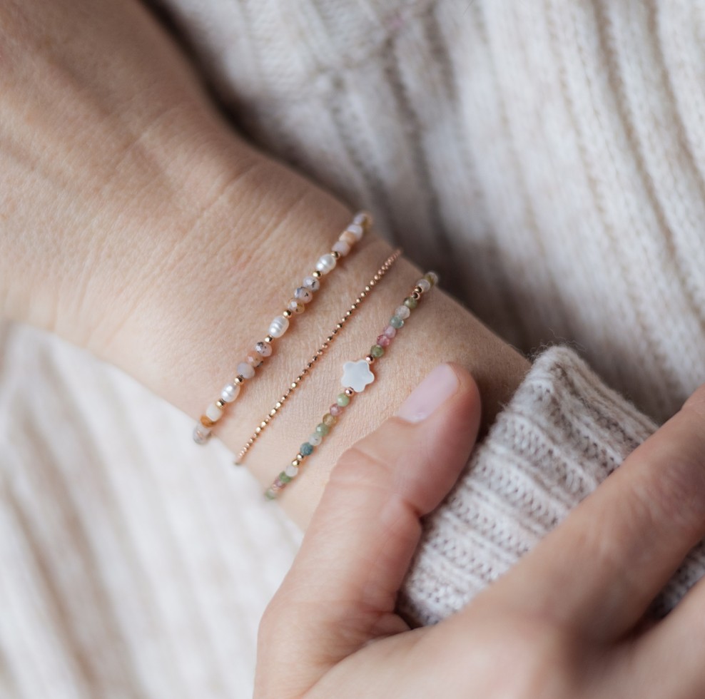 Gestapelte bemine Armbänder am Handgelenk