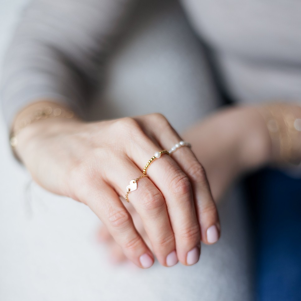 Feine Goldringe an einer Hand
