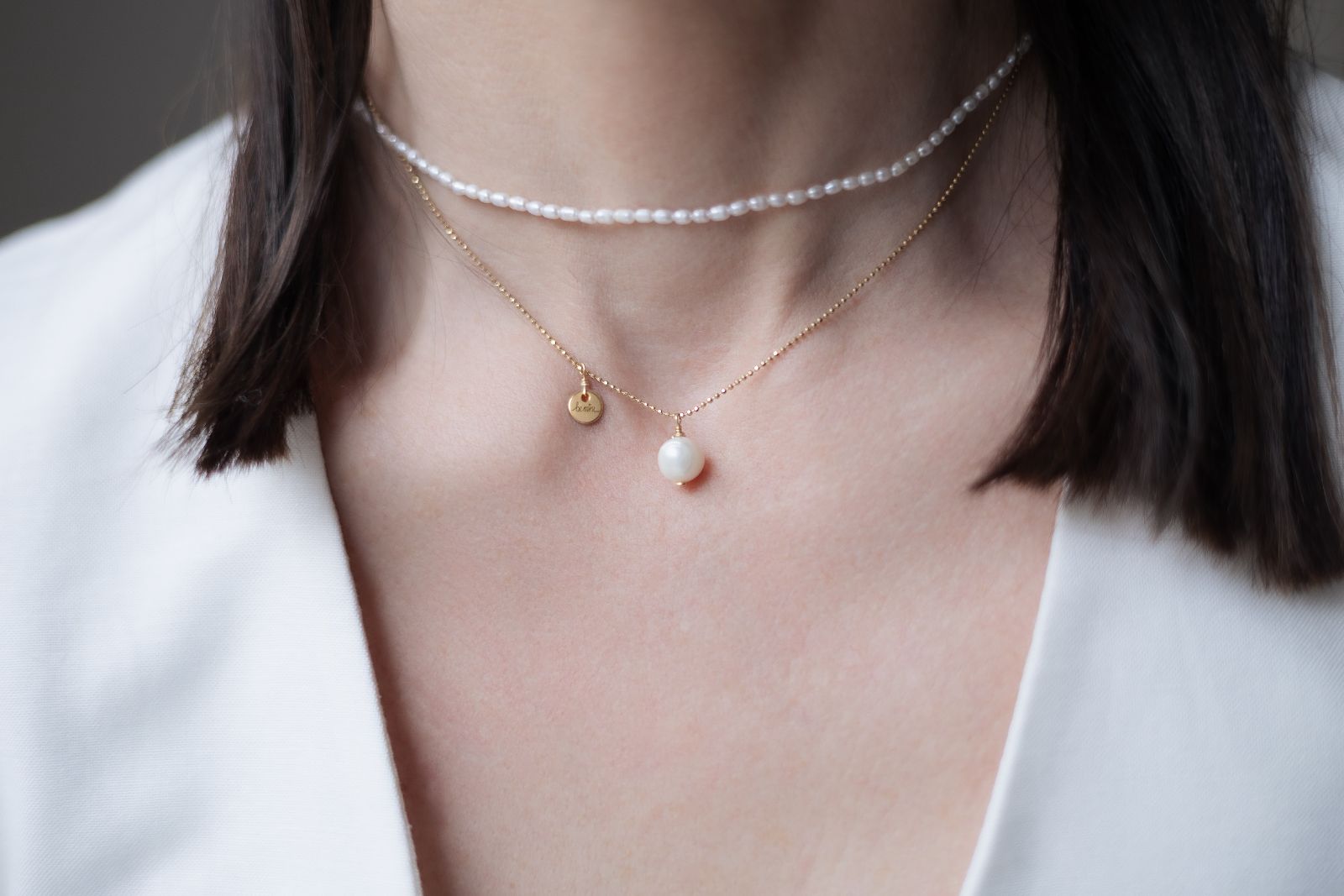 Perlen-Choker und goldene Halskette mit Süßwasserperle, getragen