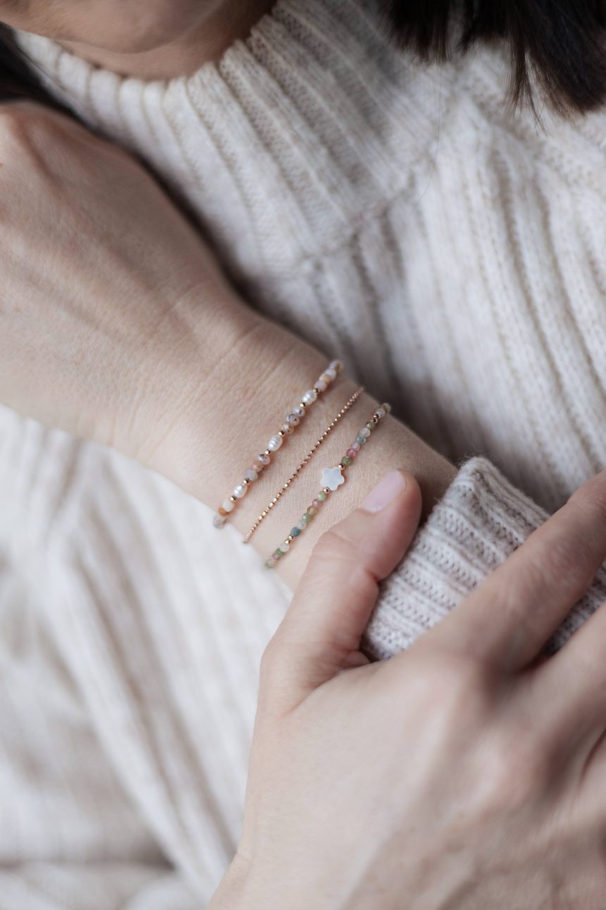Mine trägt mehrere bemine Armbänder übereinander